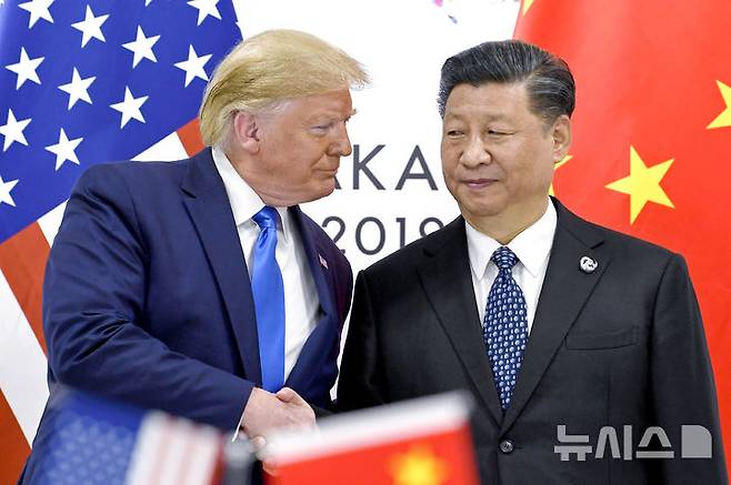 [오사카=AP/뉴시스] 도널드 트럼프 미국 대통령(왼쪽)과 시진핑 중국 국가주석이 2019년 6월29일 일본 오사카에서 열린 주요 20개국(G20) 정상회의에 참석해 악수하고 있다. 2025.10.29.