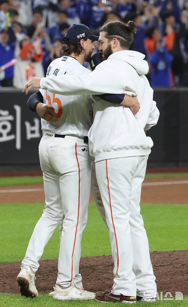 [대전=뉴시스] 강종민 기자 = 24일 대전 중구 한화생명볼파크에서 삼성 라이온즈를 누르고 한국시리즈에 진출한 폰세 등 한화 선수들이 기뻐하고 있다. 2025.10.24. ppkjm@newsis.com