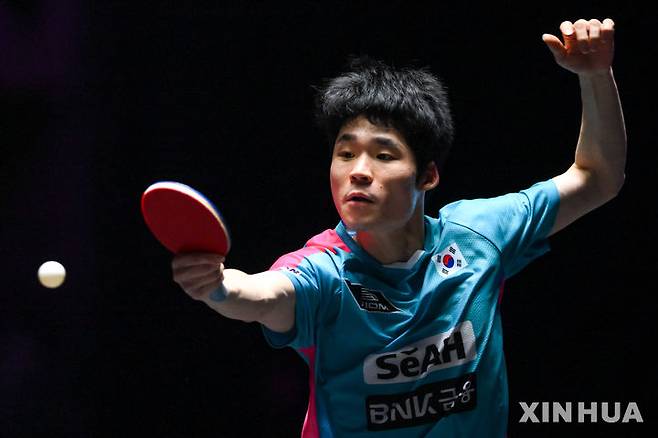 [마카오=신화/뉴시스] 장우진(28위)이 14일(현지 시간) 중국 마카오에서 열린 2025 월드테이블테니스(WTT) 마카오 챔피언스 남자 단식 4강전에서 왕추친(2위·중국)과 경기하고 있다. 그는 왕추친에 0-4로 패했다. 2025.09.14.