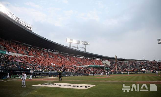 [서울=뉴시스] 정병혁 기자 = 26일 서울 송파구 잠실야구장에서 열린 2025 KBO 한국시리즈 1차전 한화 이글스와 LG 트윈스의 경기에서 관중들이 응원을 하고 있다. 2025.10.26. jhope@newsis.com