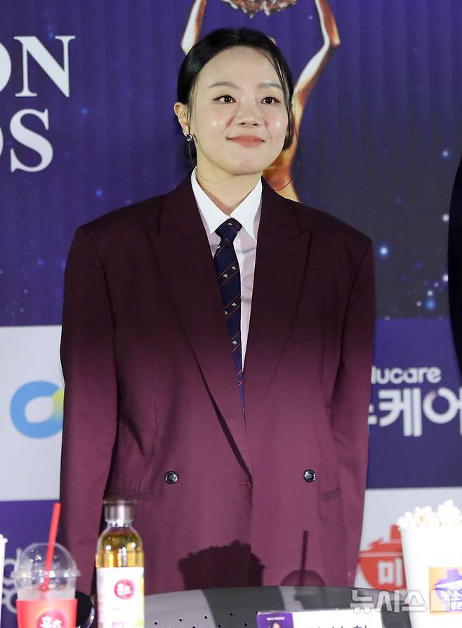 [서울=뉴시스] 김혜진 기자 = 배우 이상희가 29일 오전 서울 영등포구 CGV 여의도에서 열린 제45회 청룡영화상 수상자들과 함께하는 핸드프린팅 행사에 참석하고 있다. 2025.10.29. jini@newsis.com