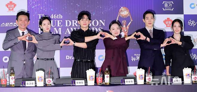 [서울=뉴시스] 김혜진 기자 = 배우 황정민(왼쪽부터), 김고은, 정해인, 이상희, 노상현, 박주현이 29일 오전 서울 영등포구 CGV 여의도에서 열린 제45회 청룡영화상 수상자들과 함께하는 핸드프린팅 행사에서 포즈를 취하고 있다. 2025.10.29. jini@newsis.com