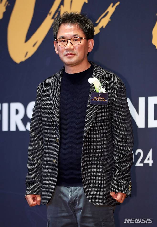 [서울=뉴시스] 김혜진 기자 = 남규홍 PD가 9일 오후 서울 중구 신라호텔에서 열린 2024 퍼스트 브랜드 대상 시상식에서 포즈를 취하고 있다. 2024.01.09. jini@newsis.com