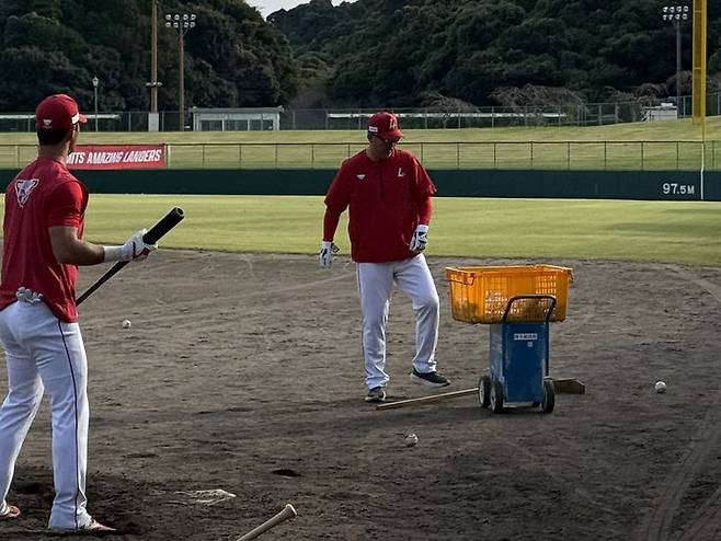 [서울=뉴시스] 프로야구 SSG 랜더스 선수단이 일본 가고시마현에서 진행 중인 유망주 집중 육성 캠프에서 훈련을 하고 있다. (사진 = SSG 랜더스 제공) *재판매 및 DB 금지