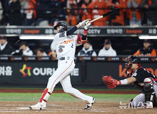 [대전=뉴시스] 조성우 기자 = 29일 대전 중구 한화생명볼파크에서 열린 2025 KBO 한국시리즈 3차전 LG 트윈스와 한화 이글스의 경기, 한화 8회말 공격 2사 주자 만루서 심우준이 2타점 적시2루타를 때리고 있다. 2025.10.29. xconfind@newsis.com