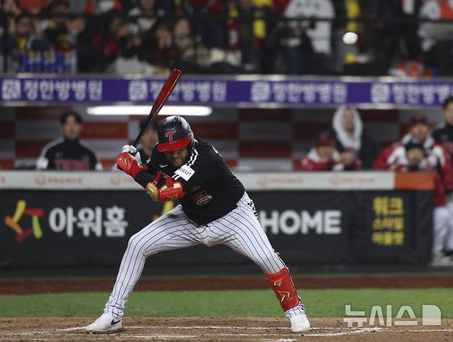 [대전=뉴시스] 김근수 기자 = 29일 대전 중구 한화생명볼파크에서 열린 2025 KBO 한국시리즈 3차전 LG 트윈스와 한화 이글스의 경기, 8회초 1사 주자 1,3루 상황에서 한화 투수 김서현의 폭투로 LG 오스틴이 공을 피하고 있다. 2025.10.29. ks@newsis.com