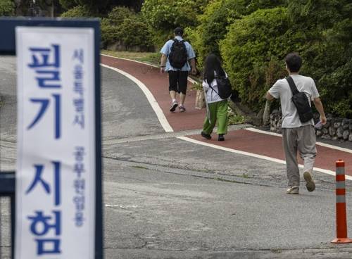 [자료사진] 2025년도 지방공무원 9급 공채 필기시험이 열린 22일 오전 수험생들이 서울 종로구 경복고등학교에 마련된 고사장으로 향하고 있다. 2025.6.21 [연합뉴스 제공]