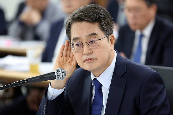 지난 21일 경기도청 율곡홀에서 열린 2025년 국회 행정안전위원회 국정감사에서 김동연 경기지사가 의원 질의를 듣고 있다. 경기도 제공