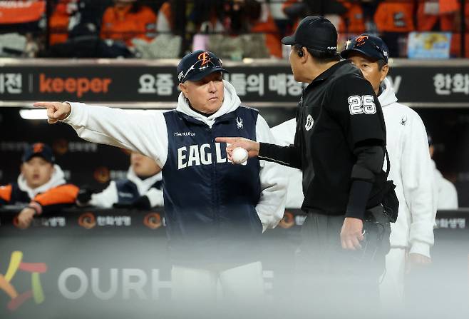 29일 대전한화생명볼파크에서 열린 2025 프로야구 KBO리그 포스트시즌 한국시리즈 3차전 LG 트윈스와 한화 이글스의 경기. 2회말 한화 공격이 끝난 뒤 김경문 감독이 인필드플라이를 선언하지 않은 것에 대한 항의를 하고 있다. 연합뉴스