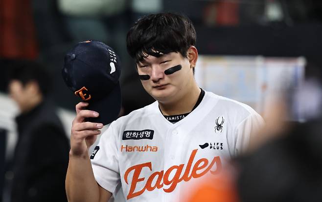 29일 대전 한화생명 볼파크에서 열린 2025 프로야구 KBO 리그 포스트 시즌 한국 시리즈 3차전 LG 트윈스와 한화 이글스의 경기. 7-3으로 승리한 한화의 김서현이 경기 종료 후 더그아웃에서 눈물을 흘리고 있다. 연합뉴스