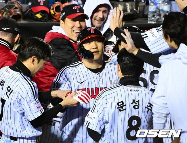 [OSEN=잠실, 지형준 기자] 쌍둥이군단이 19년 만에 한국시리즈 마운드에 오른 류현진을 넘어 시리즈 2연승을 질주했다. 프로야구 LG 트윈스는 27일 서울 잠실구장에서 열린 2025 신한 SOL뱅크 KBO 한국시리즈(7전 4선승제) 한화 이글스와의 2차전에서 13-5 역전승을 거뒀다. 역대 한국시리즈 1~2차전 2연승은 총 21차례 있었고, 그 중 19번 우승을 차지했다. 우승 확률 90.5%. 정규시즌 1위팀이 한국시리즈 1~2차전 2연승을 한 경우는 13번으로 100%(13/13) 우승 트로피를 들어올렸다.8회말 2사 1루에서 LG 문보경이 좌월 투런포를 날리고 더그아웃에서 동료선수들과 세리머니를 하고 있다. 2025.10.27 /jpnews@osen.co.kr