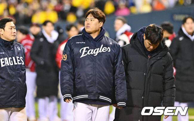 [OSEN=잠실, 박준형 기자] 경기 종료 후 한화 류현진이 패배에 아쉬워하고 있다.  2025.10.27 / soul1014@osen.co.kr