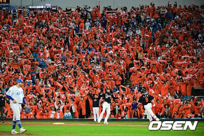 [OSEN=대구, 조은정 기자]21일 대구 삼성라이온즈파크에서 2025 신한 SOL Bank KBO리그 포스트시즌 플레이오프 3차전 삼성 라이온즈와 한화 이글스의 경기가 열렸다.홈팀 삼성은 후라도, 방문팀 한화는 류현진을 선발로 내세웠다.5회초 2사 2루 한화 노시환이 재역전 투런 홈런을 날린 뒤 베이스를 돌고 있다.  2025.10.21 /cej@osen.co.kr