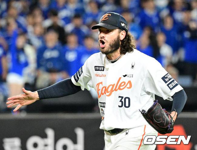 [OSEN=대전, 이대선 기자] 24일 오후 대전 한화생명볼파크에서 2025 신한 SOL Bank KBO리그 포스트시즌 플레이오프 5차전 한화 이글스와 삼성 라이온즈의 경기가 열렸다.한화는 코디 폰세, 삼성은 최원태를 선발 투수로 내세웠다.2회초 2사 1루에서 한화 폰세가 삼성 1루주자 김지찬을 견제사로 처리하며 환호하고 있다. 2025.10.24 /sunday@osen.co.kr