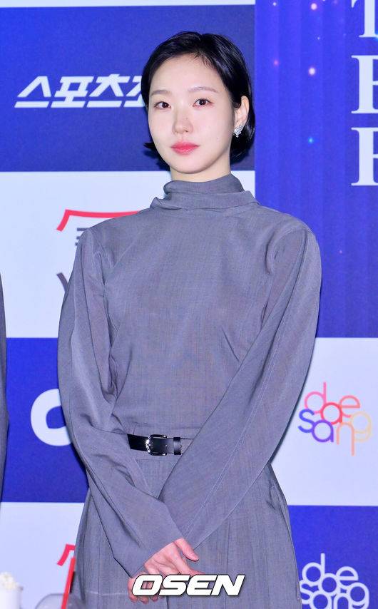 [OSEN=민경훈 기자] 29일 오후 서울 CGV 여의도에서 제46회 청룡영화상 핸드프린팅 행사가 열렸다.이날 배우 황정민, 김고은, 정해인, 이상희, 노상현, 박주현이 참석했다. 배우 김고은이 포토타임을 갖고 있다 2025.10.29 / rumi@osen.co.kr