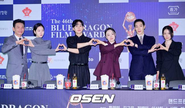 [OSEN=민경훈 기자] 29일 오후 서울 CGV 여의도에서 제46회 청룡영화상 핸드프린팅 행사가 열렸다.이날 배우 황정민, 김고은, 정해인, 이상희, 노상현, 박주현이 참석했다. 배우 황정민, 김고은, 정해인, 이상희, 노상현, 박주현이 포토타임을 갖고 있다 2025.10.29 / rumi@osen.co.kr