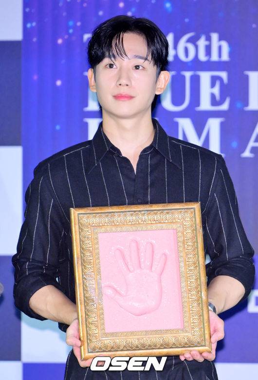 [OSEN=민경훈 기자] 29일 서울 CGV 여의도에서 제46회 청룡영화상 핸드프린팅 행사가 열렸다.이날 배우 황정민, 김고은, 정해인, 이상희, 노상현, 박주현이 참석했다. 배우 정해인이 포토타임을 갖고 있다. 2025.10.29 / rumi@osen.co.kr