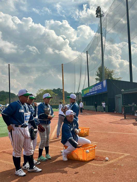 2025 제3회 홍성군과 함께하는 김태균 야구캠프가 지난 25일 충남 홍성군 결성면 만해야구장에서 성황리에 개최됐다. 김태군(KIA)이 선수들을 지도하고 있다. /티케이오시비 제공