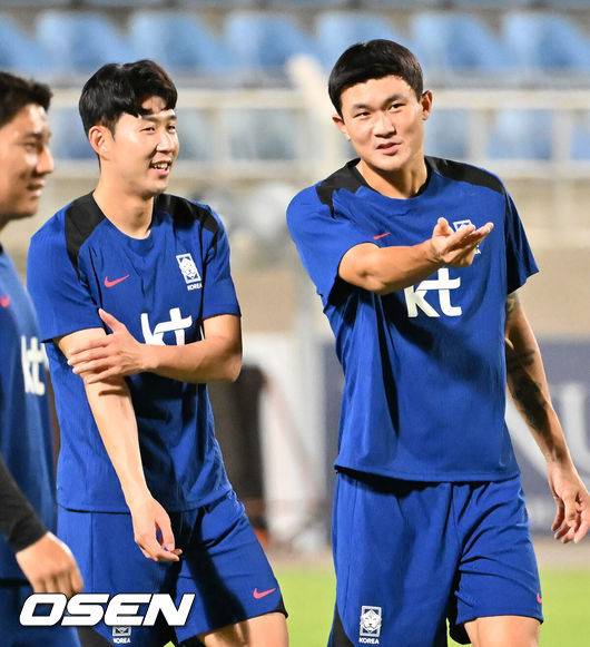 [OSEN=시브(오만) 민경훈 기자] 홍명보 감독이 이끄는 대한민국 축구대표팀 이 7일(현지시간) 오만 알 시브 스타디움에서 훈련을 가졌다.대한민국 축구대표팀은 오는 10일 오만과 2026 국제축구연맹(FIFA) 북중미 월드컵 아시아지역 3차 예선 B조 조별리그 2차전을 갖는다.한국 손흥민과 김민재가 즐겁게 얘기를 나누고 있다. 2024.09.07 / rumi@osen.co.kr