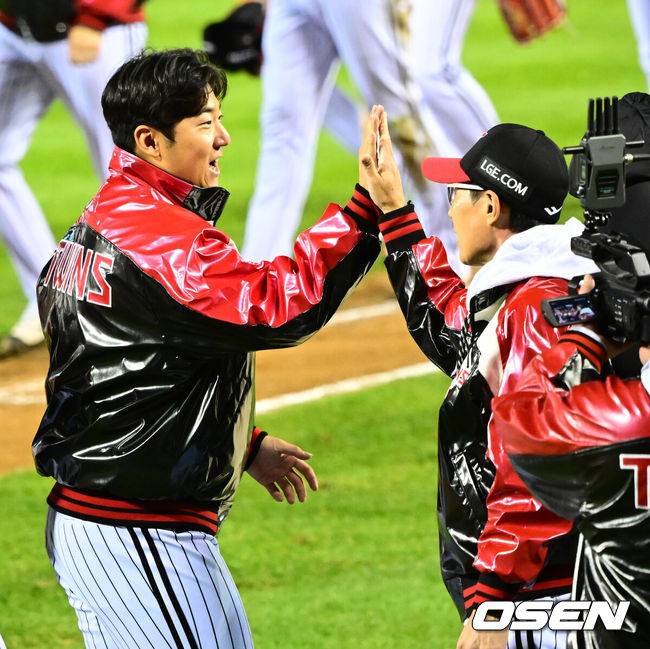 [OSEN=잠실, 지형준 기자] 쌍둥이군단이 19년 만에 한국시리즈 마운드에 오른 류현진을 넘어 시리즈 2연승을 질주했다.&nbsp;프로야구 LG 트윈스는 27일 서울 잠실구장에서 열린 2025 신한 SOL뱅크 KBO 한국시리즈(7전 4선승제) 한화 이글스와의 2차전에서 13-5 역전승을 거뒀다.&nbsp;역대 한국시리즈 1~2차전 2연승은 총 21차례 있었고, 그 중 19번 우승을 차지했다. 우승 확률 90.5%. 정규시즌 1위팀이 한국시리즈 1~2차전 2연승을 한 경우는 13번으로 100%(13/13) 우승 트로피를 들어올렸다.경기를 마치고 LG 염경엽 감독이 송승기와 승리 하이파이브를 하고 있다. 2025.10.27 /jpnews@osen.co.kr