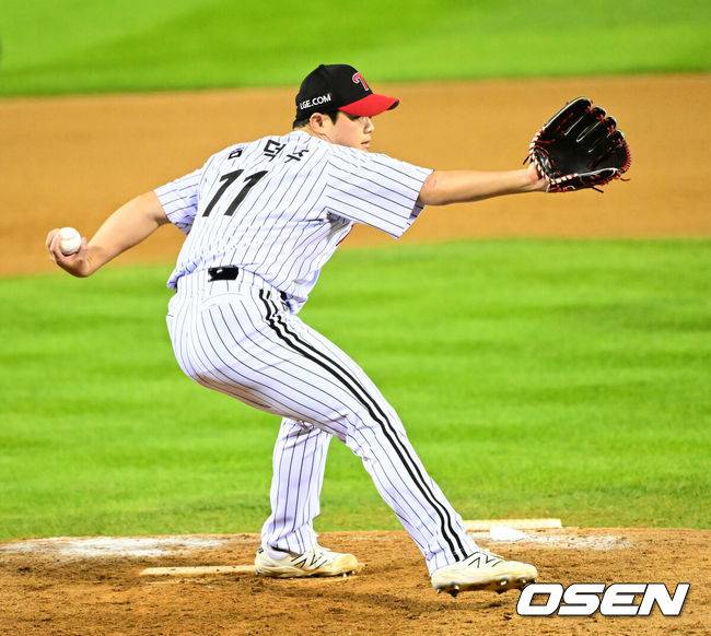 [OSEN=잠실, 지형준 기자] 27일 오후 서울 잠실야구장에서 2025 신한 SOL Bank KBO리그 포스트시즌 한국시리즈 2차전 LG 트윈스와 한화 이글스의 경기가 열렸다.LG는 임찬규, 한화는 류현진을 선발 투수로 내세웠다.8회초 LG 함덕주가 역투하고 있다. 2025.10.27 /jpnews@osen.co.kr