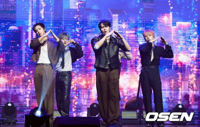[OSEN=조은정 기자] 그룹&nbsp;위아이(WEi)의 미니 8집 ‘Wonderland(원더랜드)’ 발매 기념 쇼케이스가 29일 서울 광진구 예스24라이브홀에서 열었다.‘Wonderland’는 위아이가 지난 1월 발매한 미니 7집 ‘The Feelings(더 필링스)’ 이후 약 9개월 만에 선보이는 새 앨범이다.&nbsp;위아이가 멋진 무대를 선보이고 있다. 2025.10.29 /cej@osen.co.kr