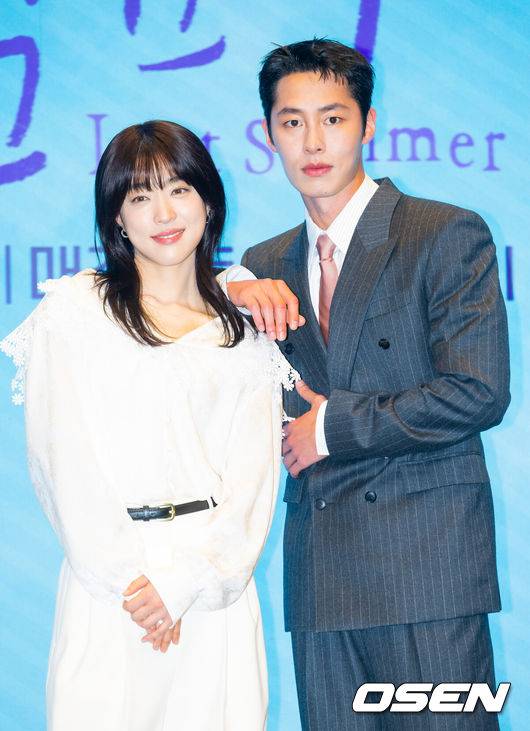 [OSEN=민경훈 기자] 29일 서울 구로구 더세인트 그랜드볼룸에서 KBS 2TV 새 토일 미니시리즈 '마지막 썸머' 언론 제작발표회가 열렸다. KBS2 새 토일 미니시리즈 ‘마지막 썸머’(연출 민연홍 극본 전유리)는 어릴 적부터 친구인 남녀가 판도라의 상자 속에 숨겨둔 첫사랑의 진실을 마주하게 되면서 펼쳐지는 리모델링 로맨스 드라마다.배우 최성은과 이재욱이 포즈를 취하고 있다. 2025.10.29 / rumi@osen.co.kr