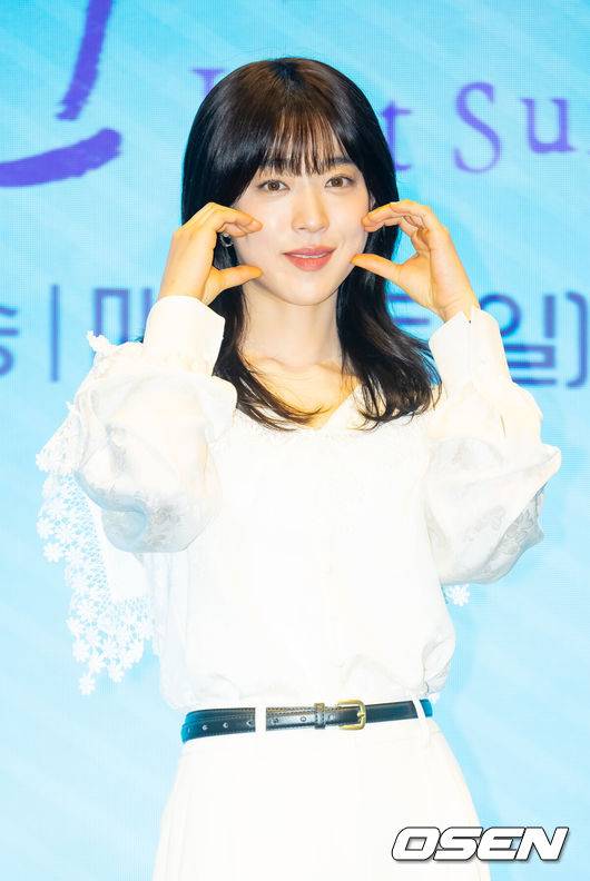 [OSEN=민경훈 기자] 29일 서울 구로구 더세인트 그랜드볼룸에서 KBS 2TV 새 토일 미니시리즈 '마지막 썸머' 언론 제작발표회가 열렸다. KBS2 새 토일 미니시리즈 ‘마지막 썸머’(연출&nbsp;민연홍&nbsp;극본&nbsp;전유리)는 어릴 적부터 친구인 남녀가 판도라의 상자 속에 숨겨둔 첫사랑의 진실을 마주하게 되면서 펼쳐지는 리모델링 로맨스 드라마다.배우 최정은이 입장하며 포즈를 취하고 있다. 2025.10.29 / rumi@osen.co.kr