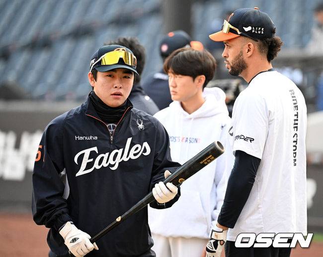 [OSEN=대전, 지형준 기자] 29일 대전 한화생명볼파크에서 2025 신한 SOL Bank KBO리그 포스트시즌 한국시리즈 3차전 한화 이글스와 LG 트윈스의 경기가 열렸다.이날 경기에 한화는 폰세를, LG는 손주영을 선발투수로 내세웠다. 경기에 앞서 한화 문현빈과 리베라토가 훈련을 준비하고 있다. 2025.10.29 /jpnews@osen.co.kr
