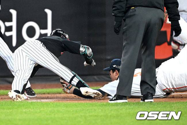 [OSEN=대전, 이대선 기자] 29일 대전 한화생명볼파크에서 2025 신한 SOL Bank KBO리그 포스트시즌 한국시리즈 3차전 한화 이글스와 LG 트윈스의 경기가 열렸다.이날 경기에 한화는 폰세를, LG는 손주영을 선발투수로 내세웠다. 3회초 2사 1루에서 LG 신민재가 좌중간 적시 2루타를 치고 3루로 쇄도했으나 한화 노시환에게 아웃되고 있다. 2025.10.29 /sunday@osen.co.kr