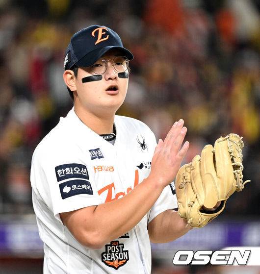 [OSEN=대전, 이대선 기자] 29일 대전 한화생명볼파크에서 2025 신한 SOL Bank KBO리그 포스트시즌 한국시리즈 3차전 한화 이글스와 LG 트윈스의 경기가 열렸다.이날 경기에 한화는 폰세를, LG는 손주영을 선발투수로 내세웠다. 8회초 수비를 마친 한화 김서현이 동료들에게 박수를 보내고 있다. 2025.10.29 /sunday@osen.co.kr