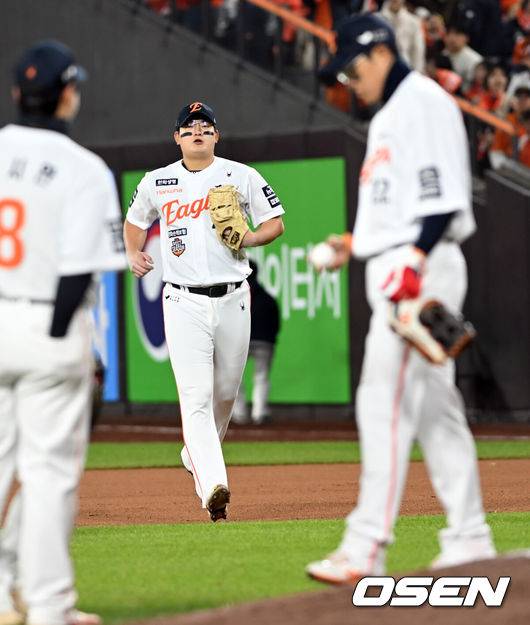 [OSEN=대전, 손용호 기자] 29일 대전 한화생명볼파크에서 2025 신한 SOL Bank KBO리그  한국시리즈 3차전 한화 이글스와 LG 트윈스의 경기가 열렸다.이날 경기에 한화는 폰세를, LG는 손주영을 선발투수로 내세웠다.  8회초 1사 1,3루 김서현이 마운드에 오르고 있다. 2025.10.29 /spjj@osen.co.kr