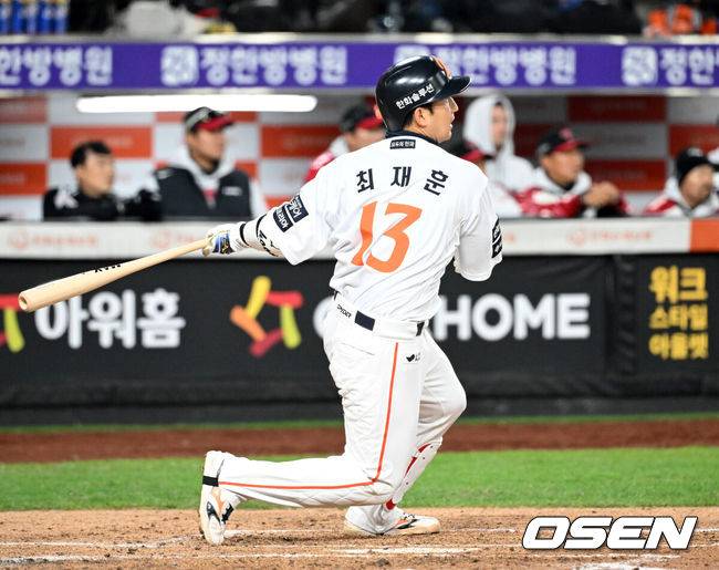 [OSEN=대전, 이대선 기자] 29일 대전 한화생명볼파크에서 2025 신한 SOL Bank KBO리그 포스트시즌 한국시리즈 3차전 한화 이글스와 LG 트윈스의 경기가 열렸다.이날 경기에 한화는 폰세를, LG는 손주영을 선발투수로 내세웠다. 2회말 1사 1,2루에서 한화 최재훈이 좌전 안타를 치고 있다. 2025.10.29 /sunday@osen.co.kr