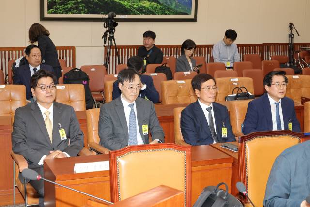 ▲도세호 SPC 대표(오른쪽 첫번째), 이배원 니토옵티칼 대표이사(오른쪽 두번째), 정종철 쿠팡풀필먼트서비스(CFS) 대표(왼쪽 첫번째)가 지난 15일 서울 여의도 국회에서 열린 고용노동부에 대한 기후에너지환경고용노동위원회 국정감사에 출석해 회의 시작을 기다리고 있다. ⓒ연합뉴스