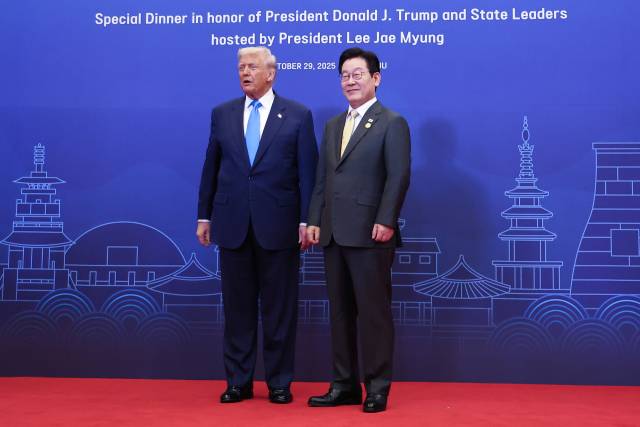 ▲이재명 대통령이 29일 경북 경주 힐튼호텔 그랜드볼룸에서 열린 대통령 주최 정상 특별만찬에 앞서 도널드 트럼프 미국 대통령을 영접하고 있다. ⓒ연합뉴스