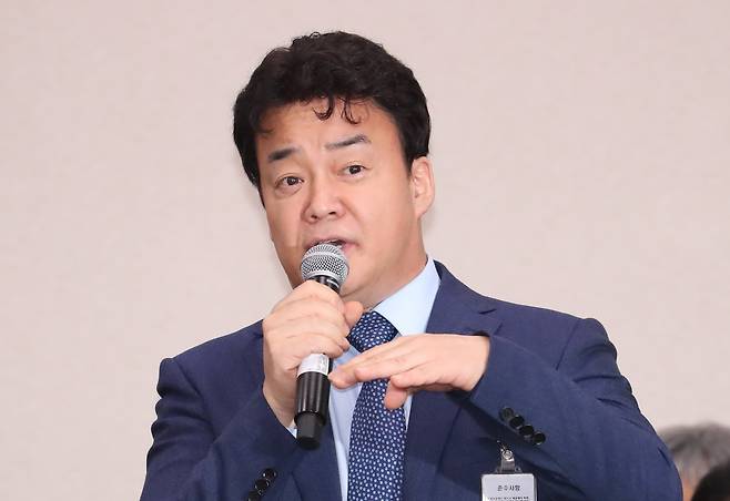 2018년 10월12일 서울 여의도 국회에서 열린 산업통상자원중소벤처기업위원회의 중소벤처기업부 국정감사에서 참고인으로 출석한 더본코리아 백종원 대표가 발언하고 있다. 뉴시스