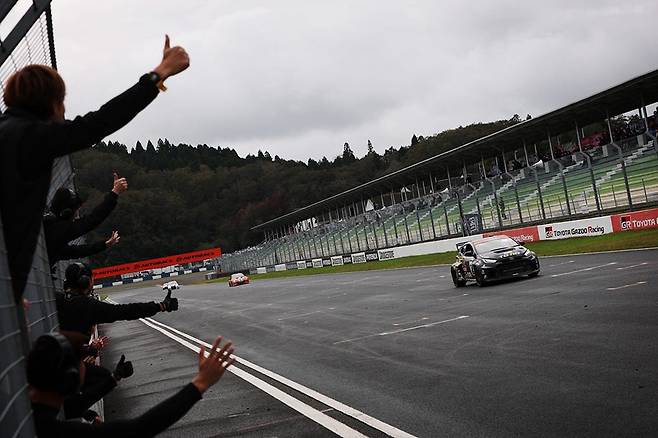 ST-Q 클래스 1위로 체커를 받은 토요타 가주 루키 레이싱. 사진: 김학수 기자