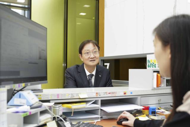 이찬진 금융감독원 원장이 29일 KB증권 여의도 영업부금융센터를 방문해 일반 투자자들과 동일한 절차를 통해 ETF 상품에 정식으로 가입하고 있다. KB증권