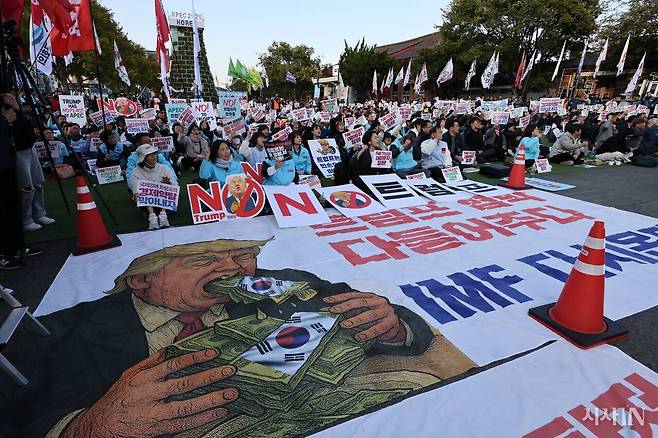경주 성동동 구 경주역 앞에서 반트럼프 집회가 열렸다.ⓒ시사IN 조남진