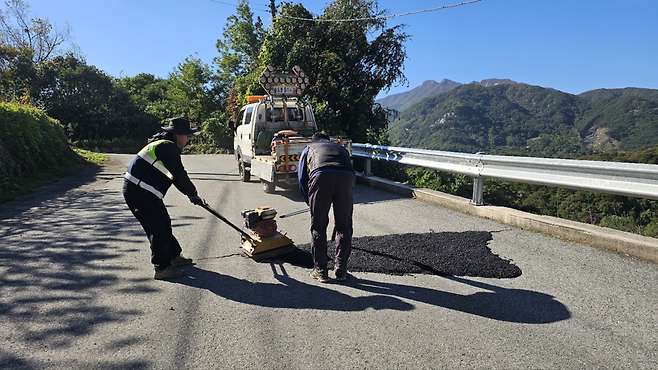 포장도 보수 모습 ⓒ함양군