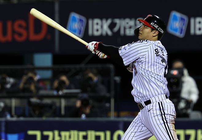 LG 문보경이 27일 잠실구장에서 열린 한화와 KS 2차전 8회말 좌월 2점홈런을 치고 있다. 잠실｜뉴시스