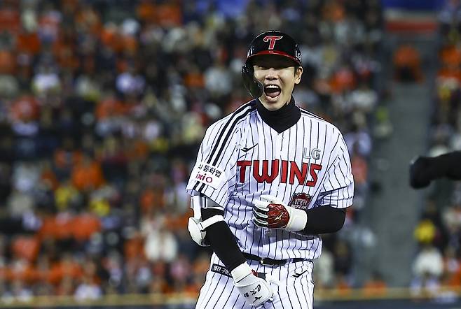 LG 홍창기가 27일 잠실구장에서 열린 ‘2025 신한 SOL 뱅크 KBO PS’ 한화와 한국시리즈 2차전 2회말 2사 2루 찬스에서 1타점 적시타를 때린 뒤 크게 기뻐하고 있다. 뉴시스