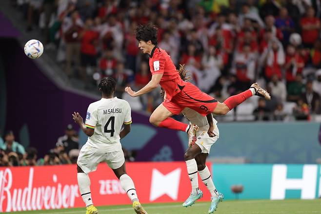 축구대표팀 조규성(오른쪽)이 2022년 11월 28일 도하 에듀케이션시티 스타디움에서 열린 가나와 2022카타르월드컵 조별리그 2차전에서 돌고래처럼 껑충 뛰어올라 헤더 골을 성공시켰다. 사진제공|대한축구협회