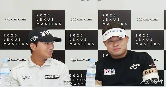 이승택(오른쪽)과 옥태훈이 29일 페럼클럽에서 열린 렉서스 마스터즈 공식 기자회견에서 나란히 앉아 취재진의 질문을 듣고 있다. 사진제공 | 대회조직위