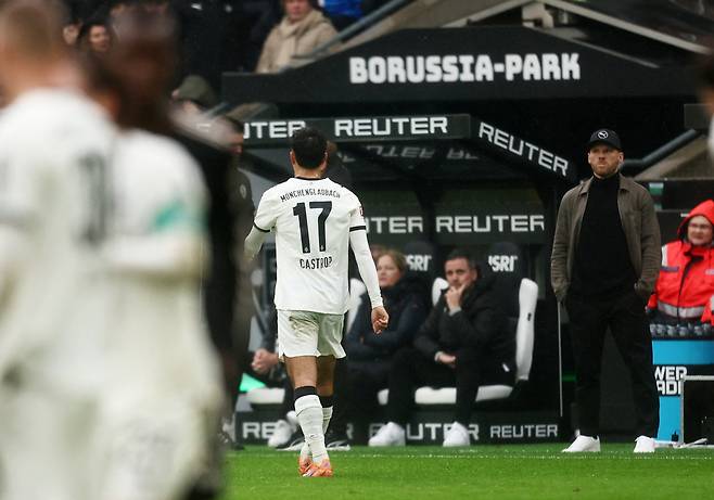 바이에른 뮌헨전에서 퇴장당하는 옌스 카스트로프.   로이터연합뉴스