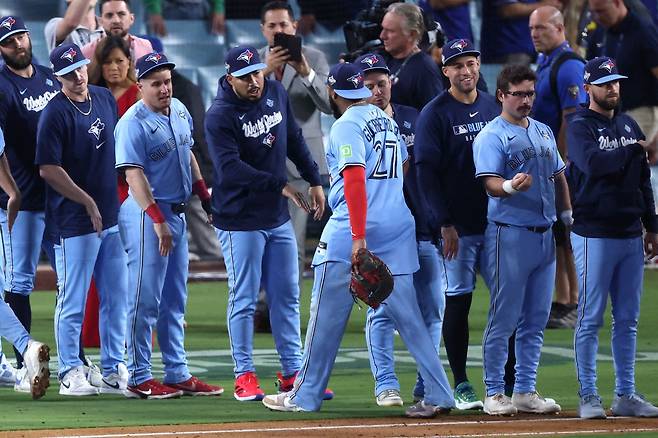 토론토 선수들이 29일 미국 캘리포니아주 로스앤젤레스의 다저스타디움에서 열린 LA 다저스와 2025 메이저리그 월드시리즈 4차전에서 승리한 뒤 하이파이브하고 있다.  로스앤젤레스 | AFP연합뉴스