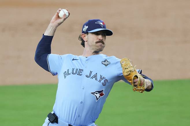 셰인 비버가 29일 미국 캘리포니아주 로스앤젤레스의 다저스타디움에서 열린 LA 다저스와 2025 메이저리그 월드시리즈 4차전에 선발등판해 공을 던지고 있다. 로스앤젤레스 | Imagn Images연합뉴스