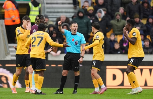 울버햄프턴 선수들이 26일 번리전에서 주심에게 판정을 항의하고 있다. AP연합뉴스