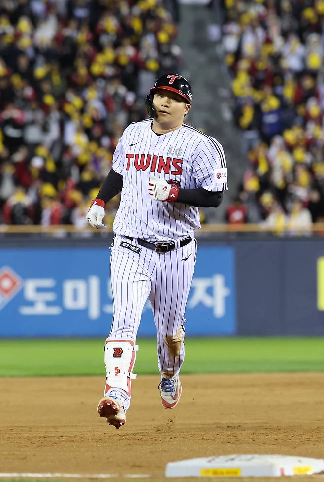 27일 서울 잠실야구장에서 열린 2025 프로야구 한국시리즈 한화 이글스 대 LG 트윈스 2차전. 8회말 2사 1루 LG 문보경이 2점 홈런을 친 뒤 그라운드를 달리고 있다. 2025.10.27 연합뉴스