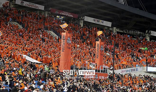 ▲ 한화 이글스 팬들이 LG 트윈스와의 한국시리즈 경기에서 응원을 펼치고 있다. ⓒ곽혜미 기자